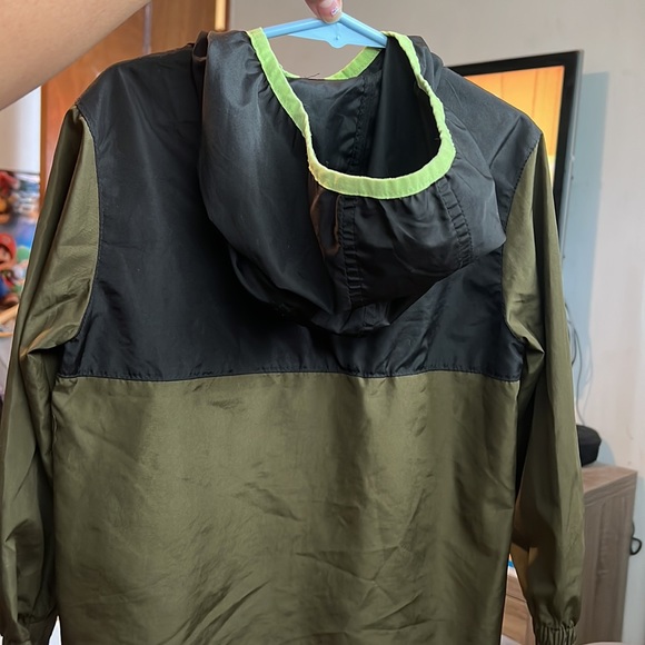 Old Navy xs(5) windbreaker with zip pockets - Picture 2 of 3
